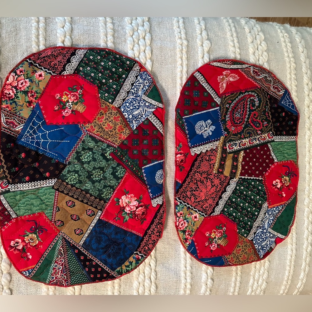 💥 $5 if Bundled Set of 2 Quilted Reversible Placemats Solid Red Floral Designs